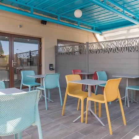 Kyriad Direct Toulon Ouest - Sur 2*