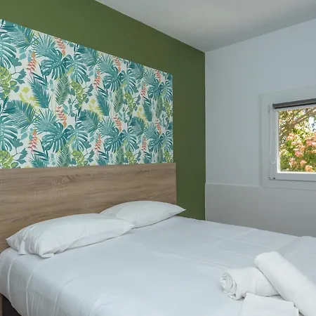 Kyriad Direct Toulon Ouest - Sur Hotel 2*