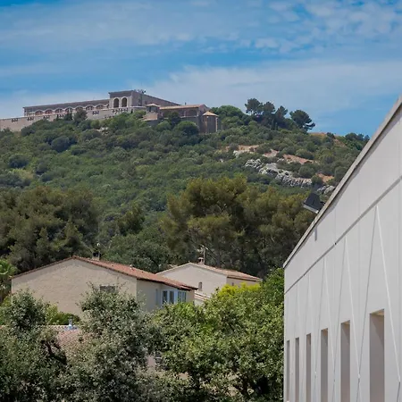 Kyriad Direct Toulon Ouest - Sur Hotel 2*