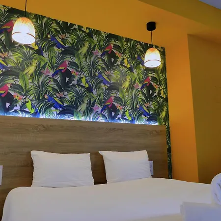 Kyriad Direct Toulon Ouest - Sur Hotel 2*