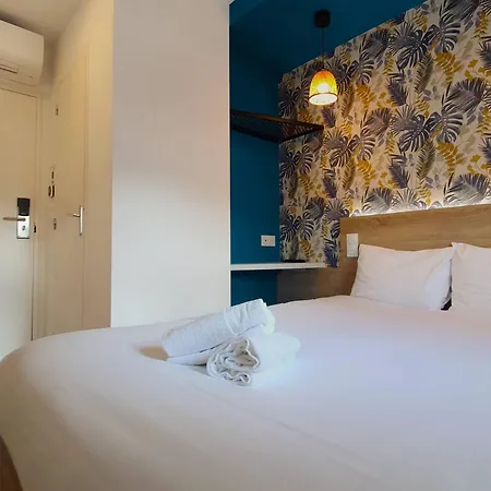 Kyriad Direct Toulon Ouest - Sur Hotel 2*
